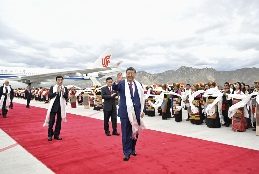 习近平率中央代表团抵达拉萨出席西藏自治区成立60周年庆祝活动.png
